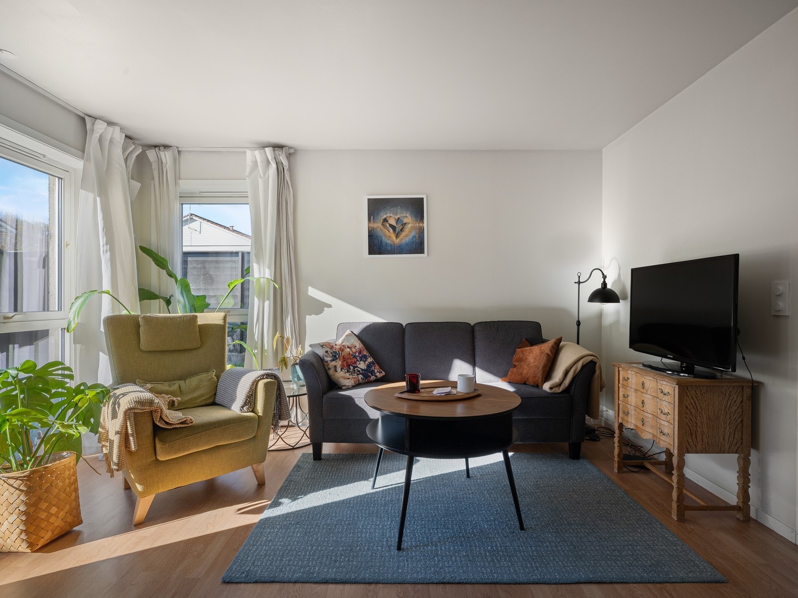 Stue (Avbildet sofa og stol medfølger leieforholdet) Galleribilde