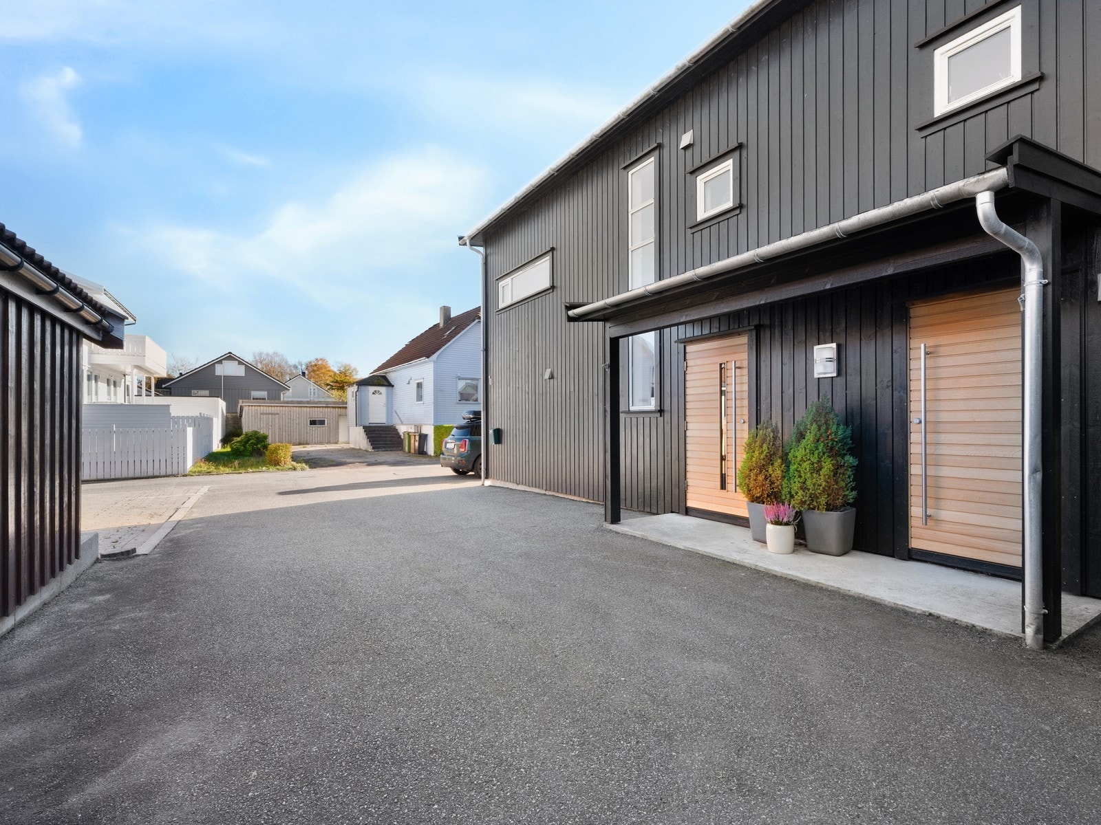 Leiligheten benytter seg av en parkeringsplass i enden av huset. Galleribilde