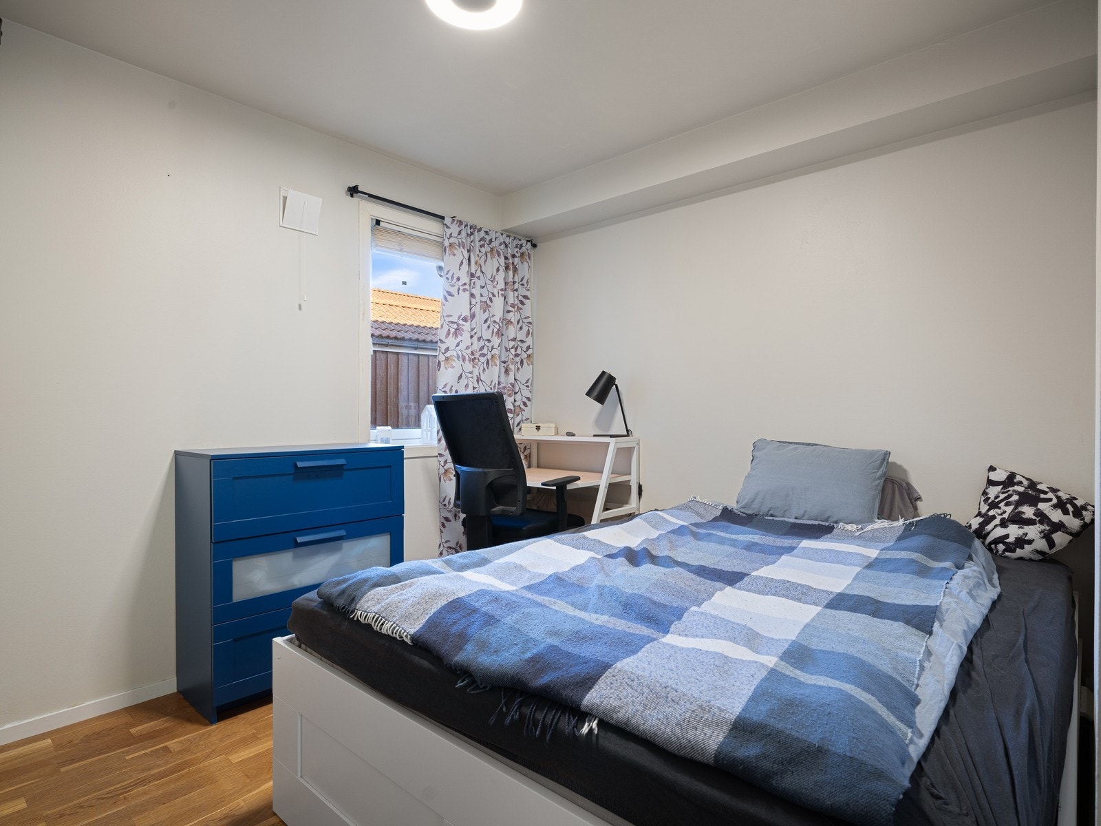 Soverom - romslig soverom (madrass, kontorpult og blå kommode medfølger ikke). Galleribilde