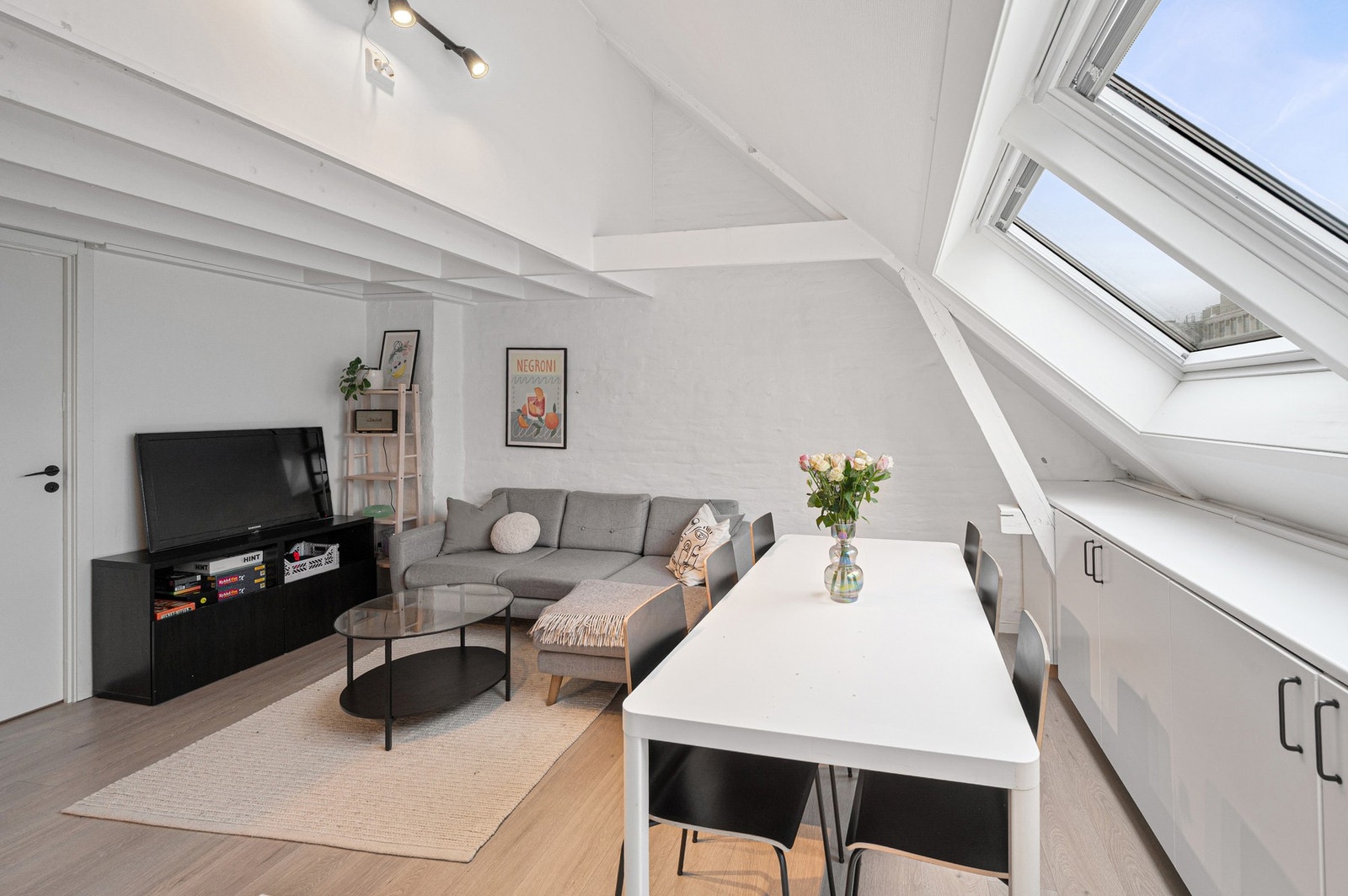 De store vindusflatene sørger for godt med naturlig belysning. Galleribilde