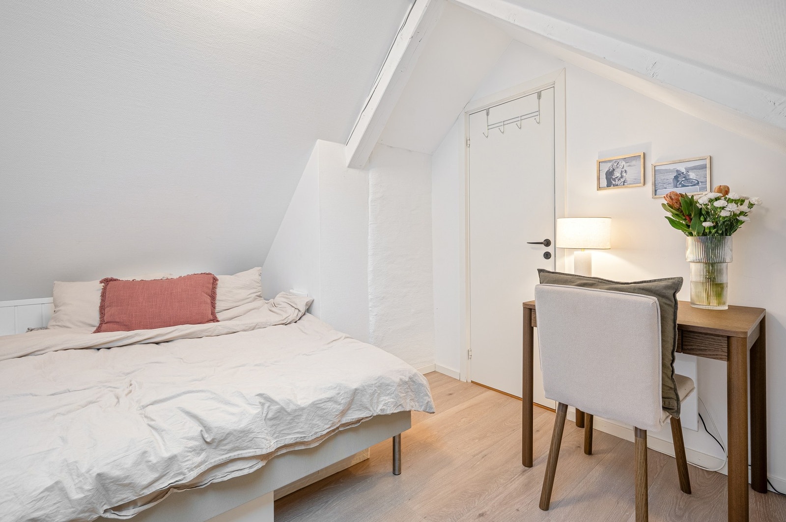 Praktisk oppsett for arbeidspult på disponibelt rom. Galleribilde