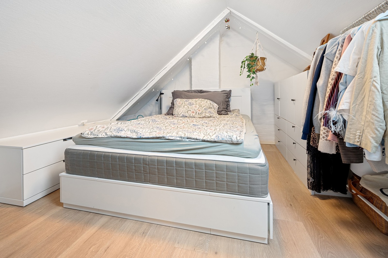 Innbydende disponiblet rom med smart planløsning. Kombinasjonen av kommoder og åpen garderobeløsning gir gode oppbevaringsmuligheter. Galleribilde