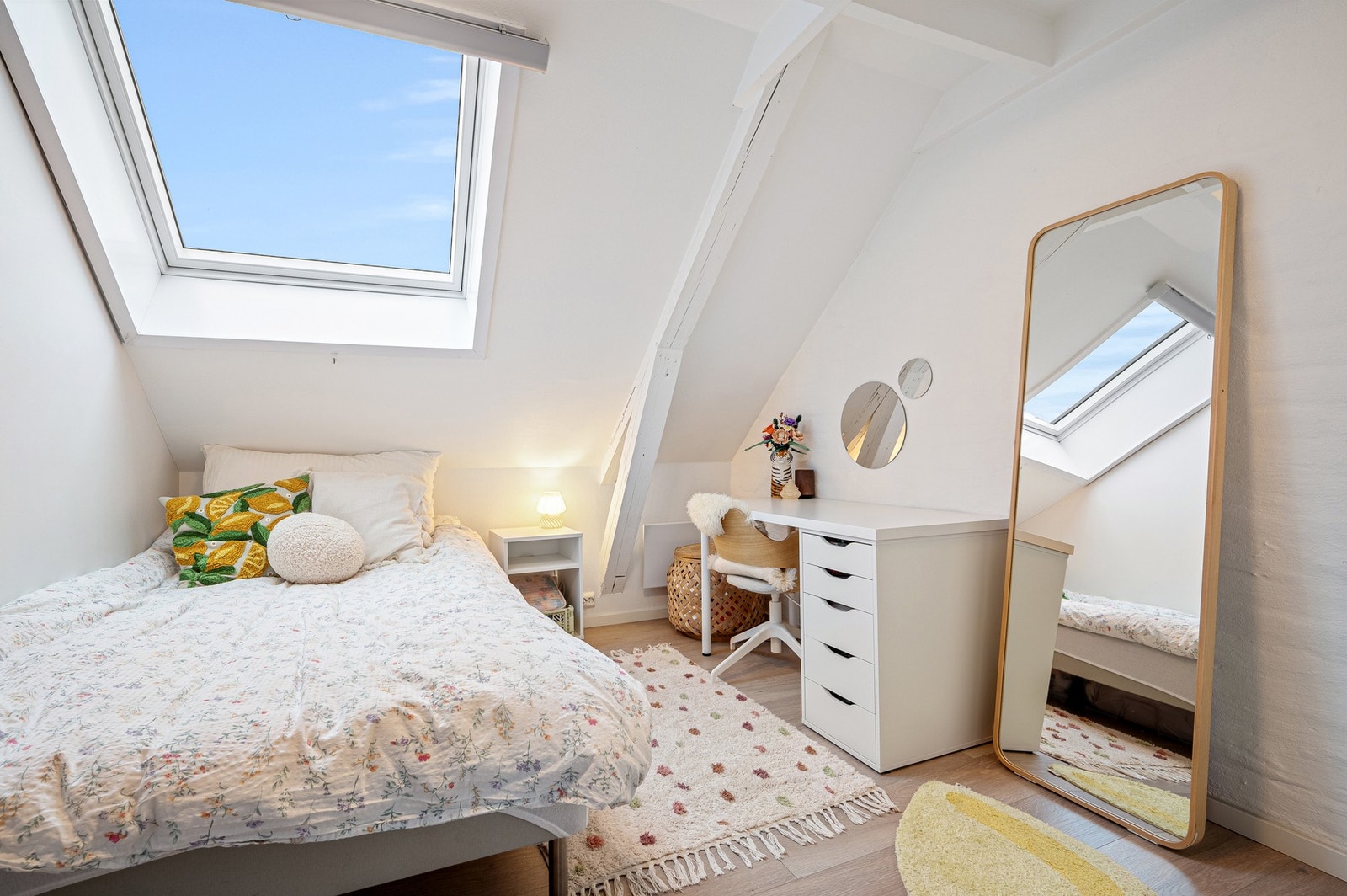 Alle soverommene nede er av god størrelse. Her har man rikelig med plass til både seng og garderobeløsning. 7,5kvm. Galleribilde