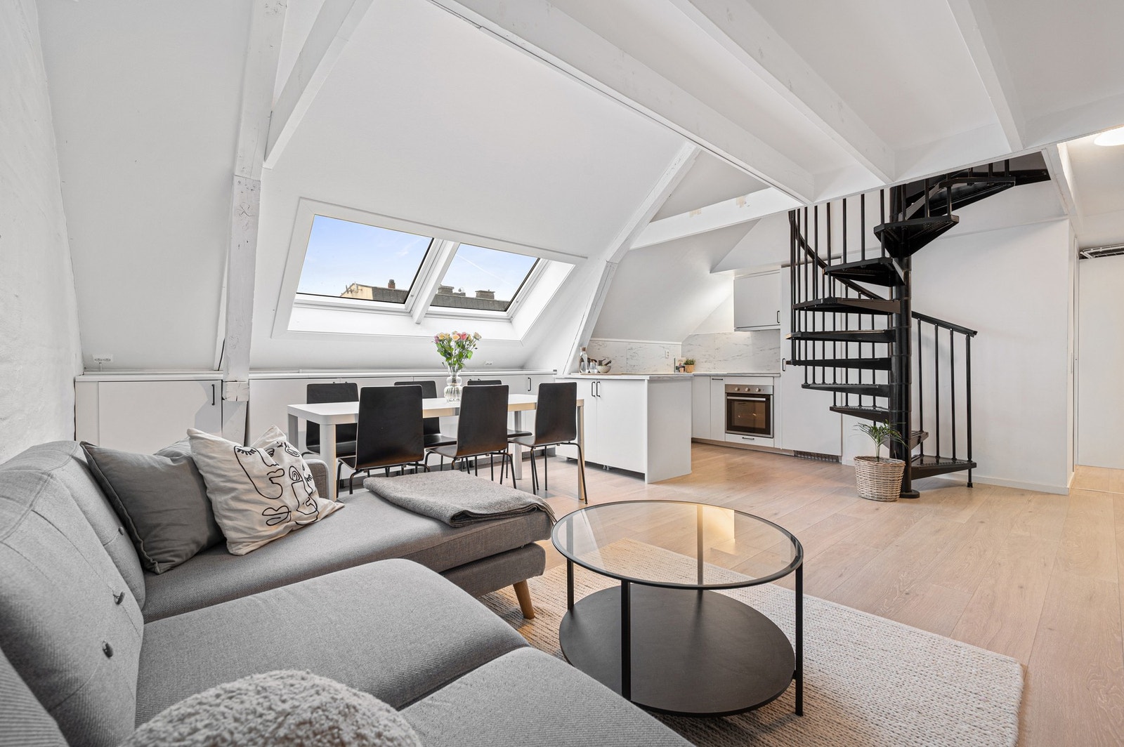 EiendomsMegler 1 v/ Peder Bjørnstad har gleden av å presentere en særdeles flott selveier toppleilighet i Elgeseter gate 45. Galleribilde