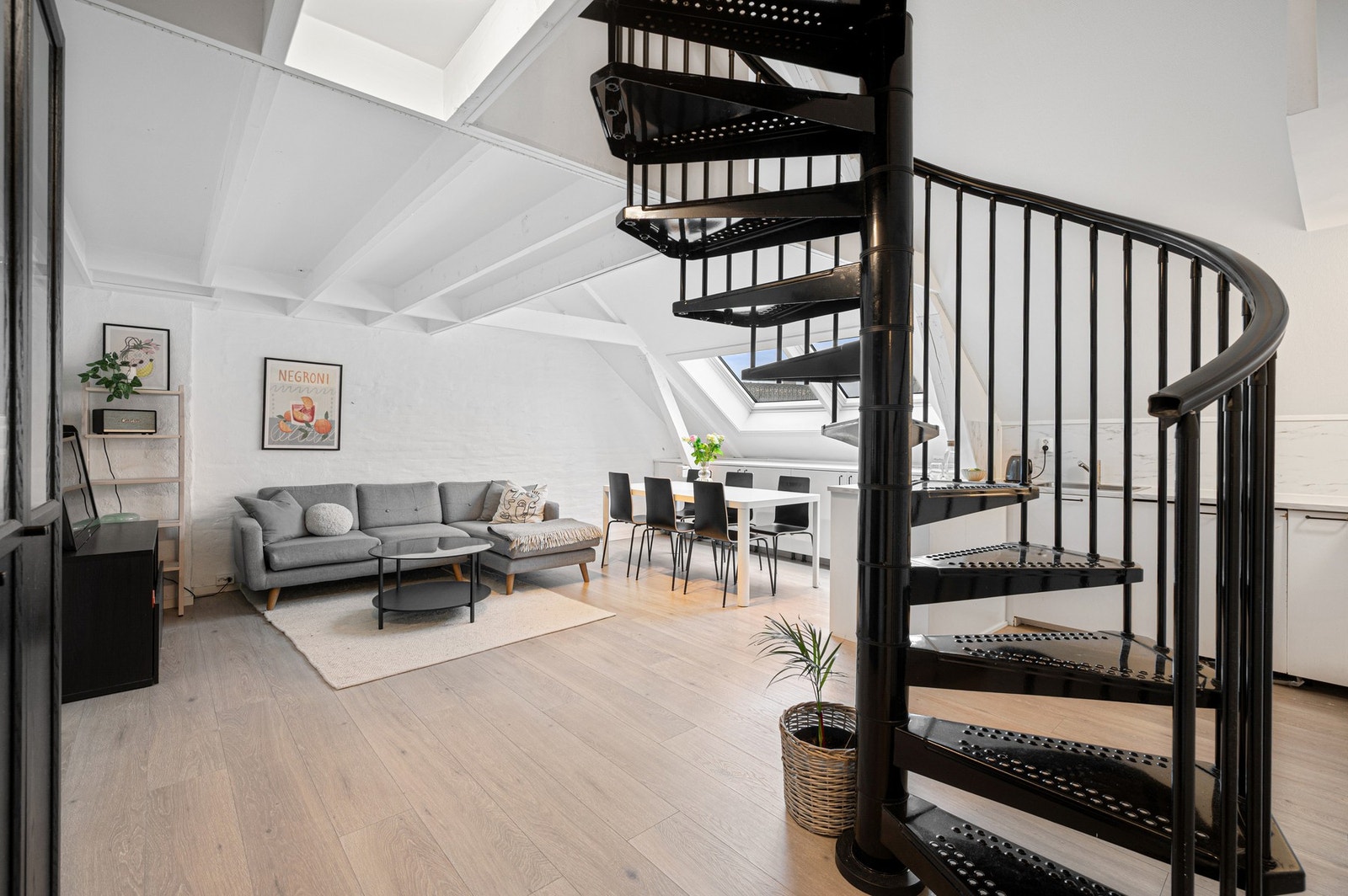 Fra stuen leder en moderne ståltrapp opp til loftet. Galleribilde