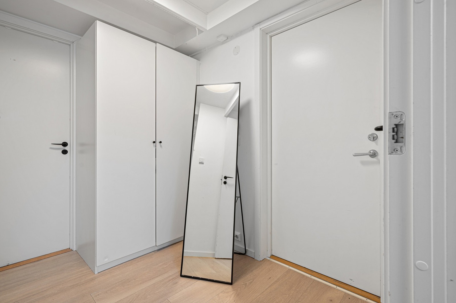 Romslig entrésone med garderobeskap og god plass for yttertøy. Galleribilde