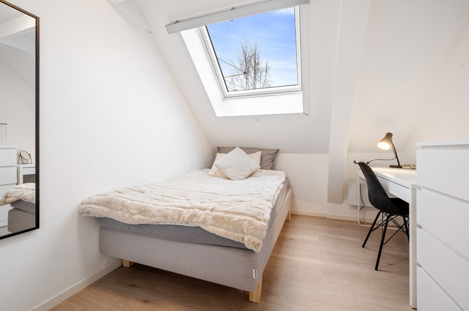 Lyst og romslig soverom med gode møblerings muligheter. Galleribilde