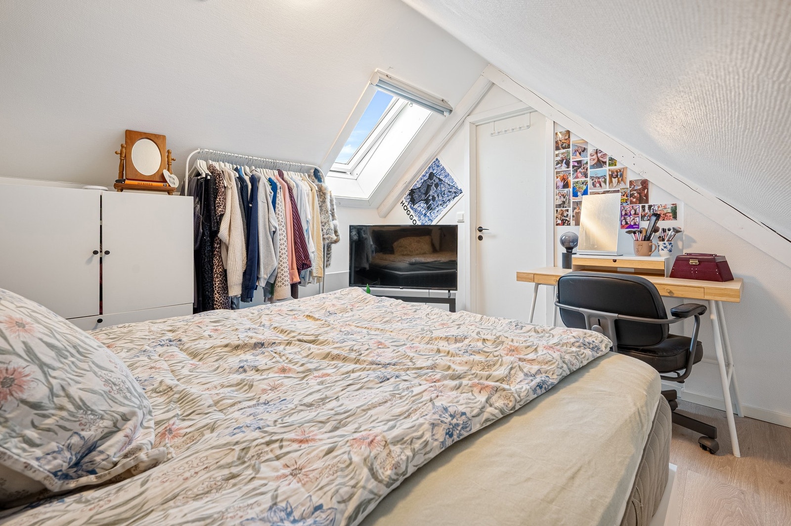 Lunt og funksjonelt disponiblet rom med plass til både TV, skrivepult og oppbevaring. Takvinduet sørger for godt med naturlig lys. 7 kvm. Galleribilde