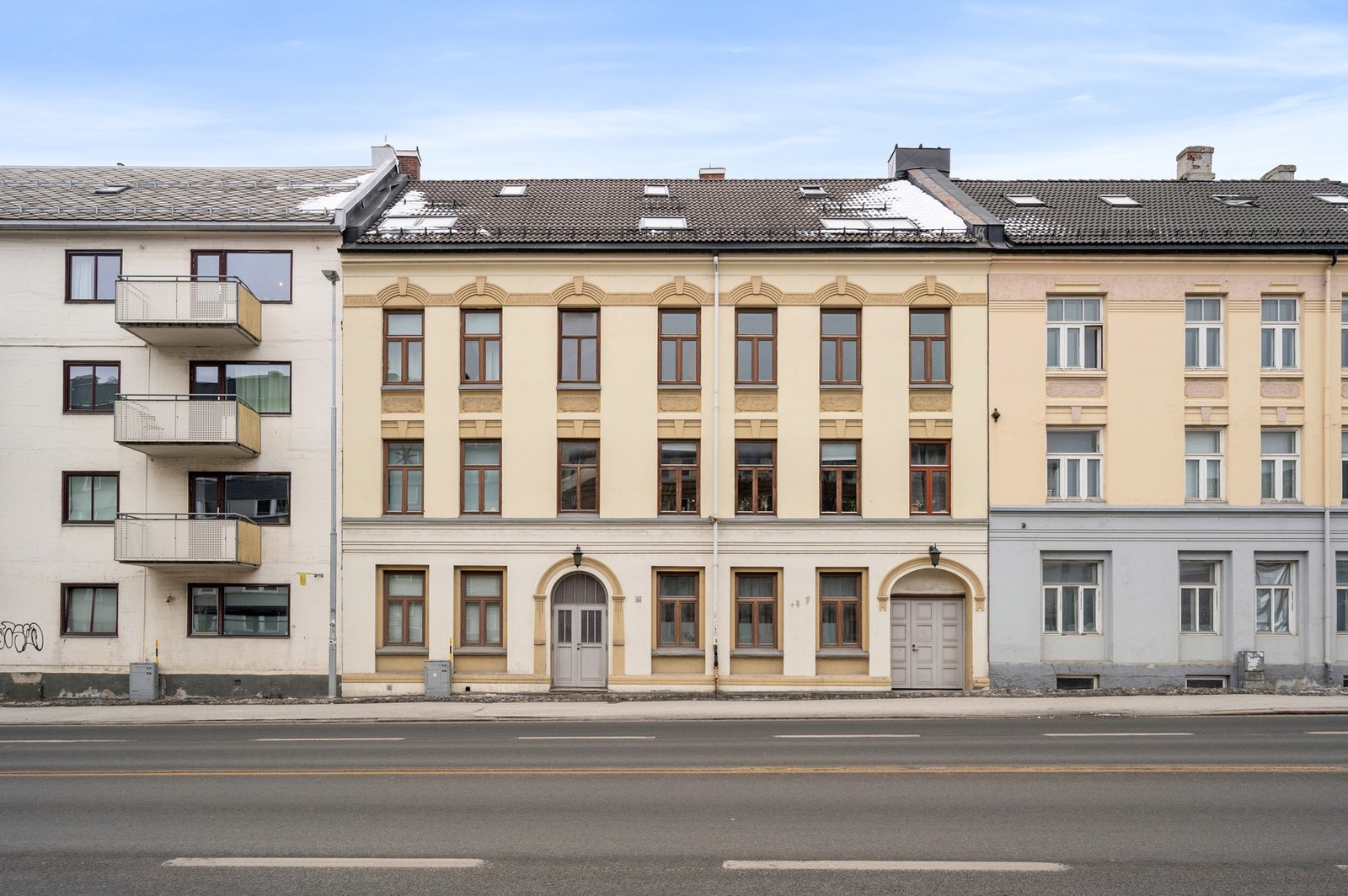 Sjarmerende bygård med klassiske detaljer og tidstypisk arkitektur. Galleribilde