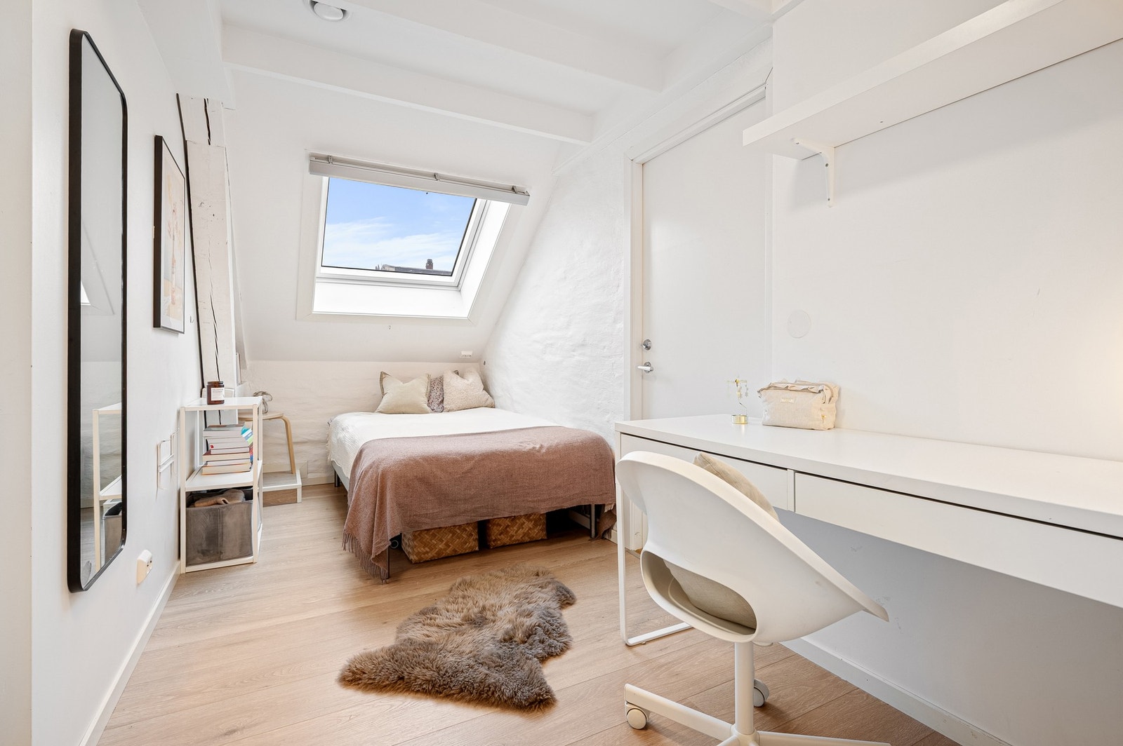 God plass til dobbeltseng og nattbord. Galleribilde