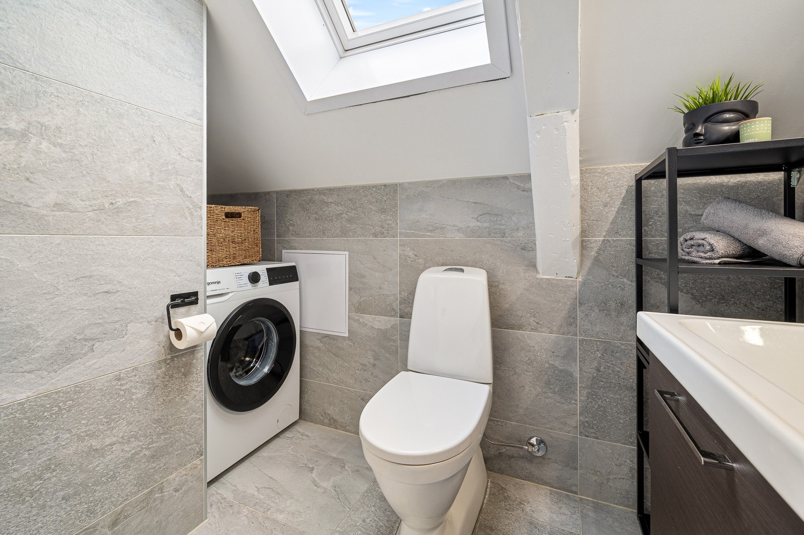 God plass til vaskemaskin på badet. Galleribilde