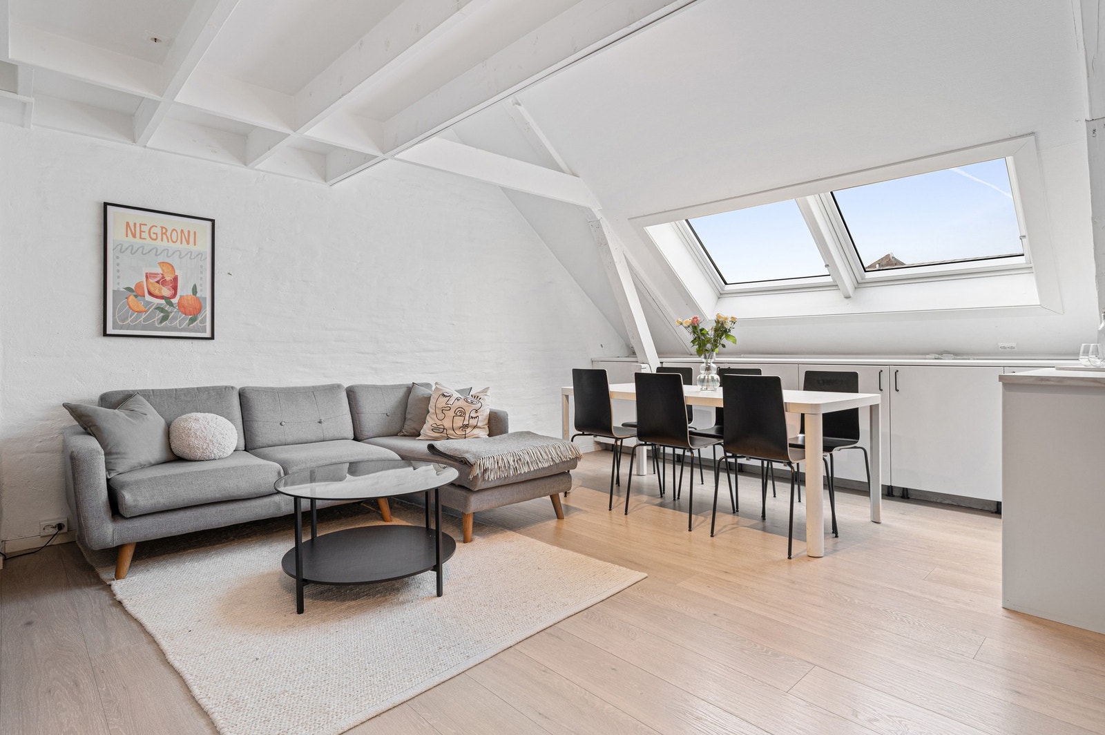 Lys og innbydende toppleilighet på hele 92 kvm BRA. Boligen har synlige dragere som gir særpreg og karakter. Galleribilde