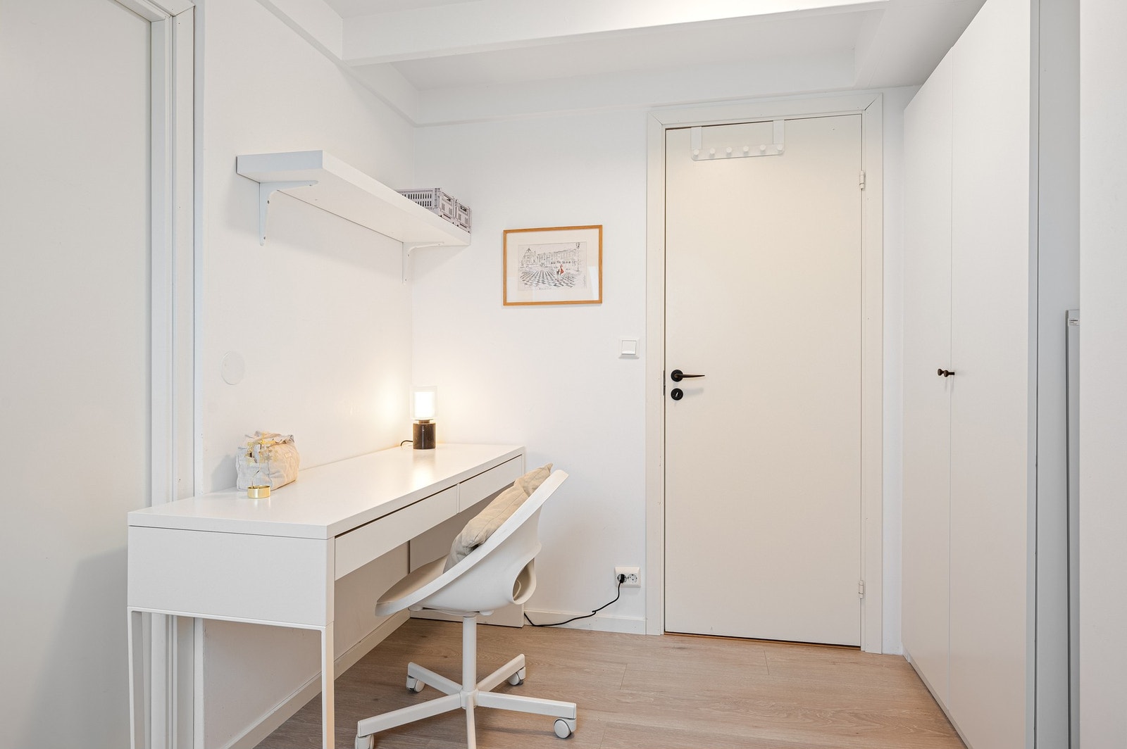 Fine muligheter for en arbeidspult og en garderobeløsning. 8 kvm. Galleribilde