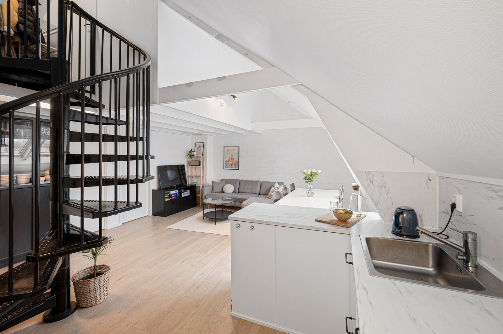 Det er kjøleskap, 2 fryseskap, oppvaskmaskin, platetopp, stekeovn,
vannstoppsystem og komfyrvakt. Galleribilde