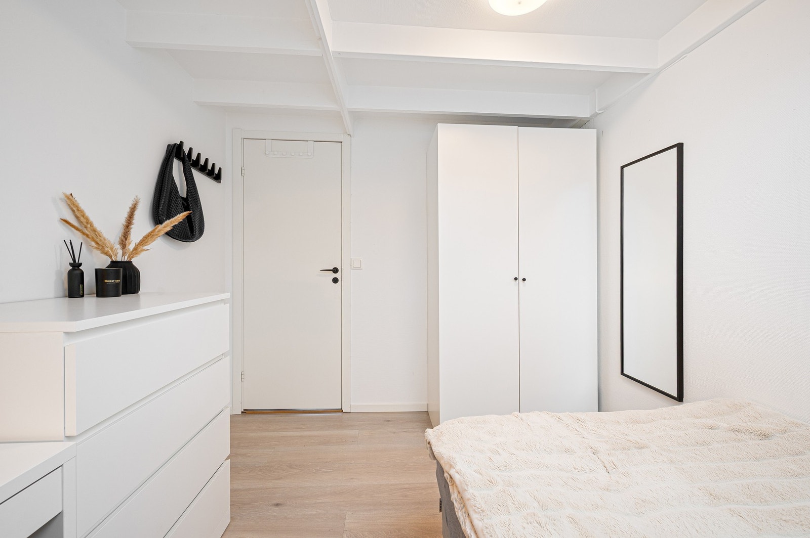 Funksjonelt soverom med god takhøyde og flere oppbevaringsmuligheter. 7 kvm. Galleribilde