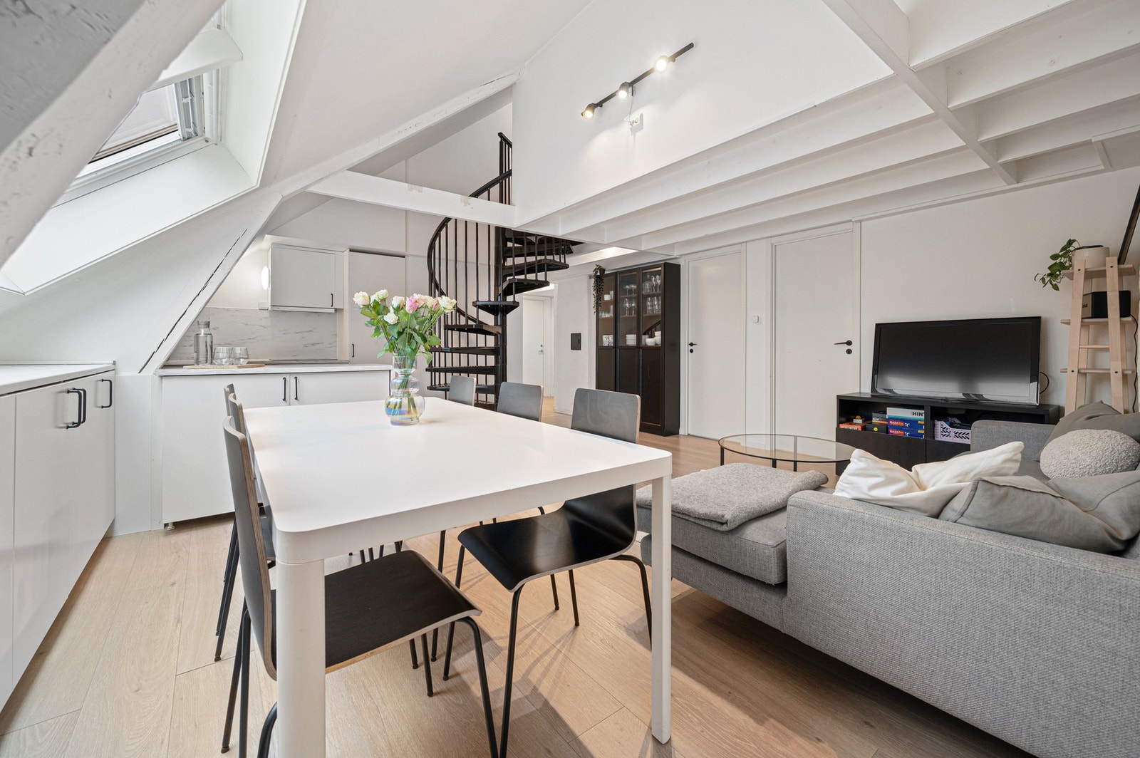 Åpen stue-/kjøkkenløsning med praktisk utforming og god plass til sofagruppe og tilhørende møblement. Galleribilde