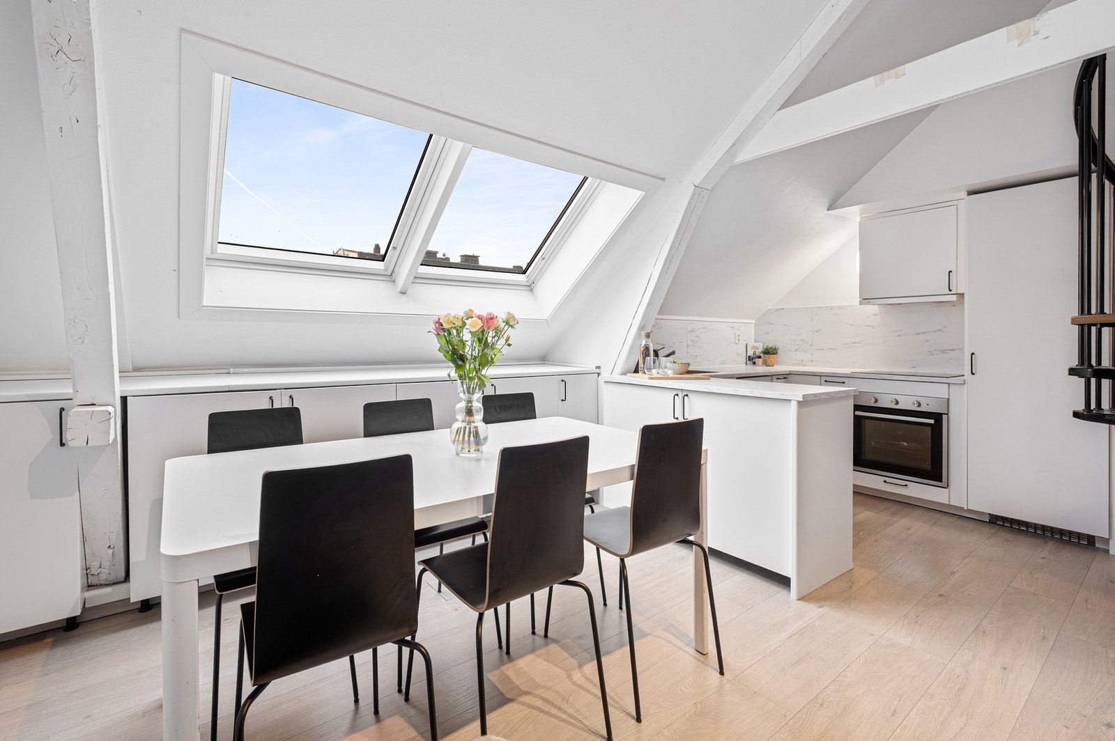 I boligen er det også god plass til stor spisegruppe. Galleribilde