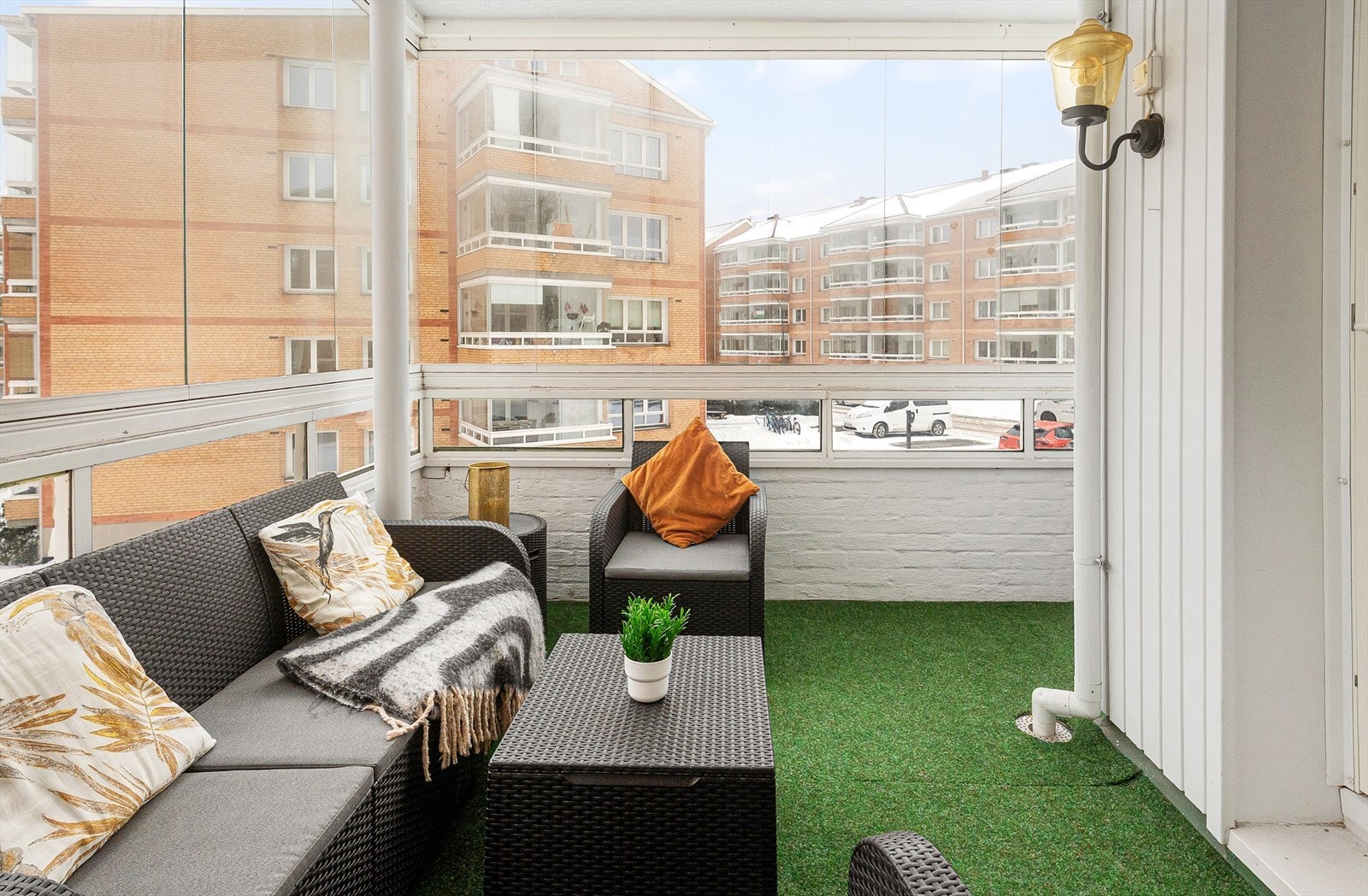 Den sørvendte, innglassede balkongen på 8 m² fungerer som et ekstra oppholdsrom. Galleribilde