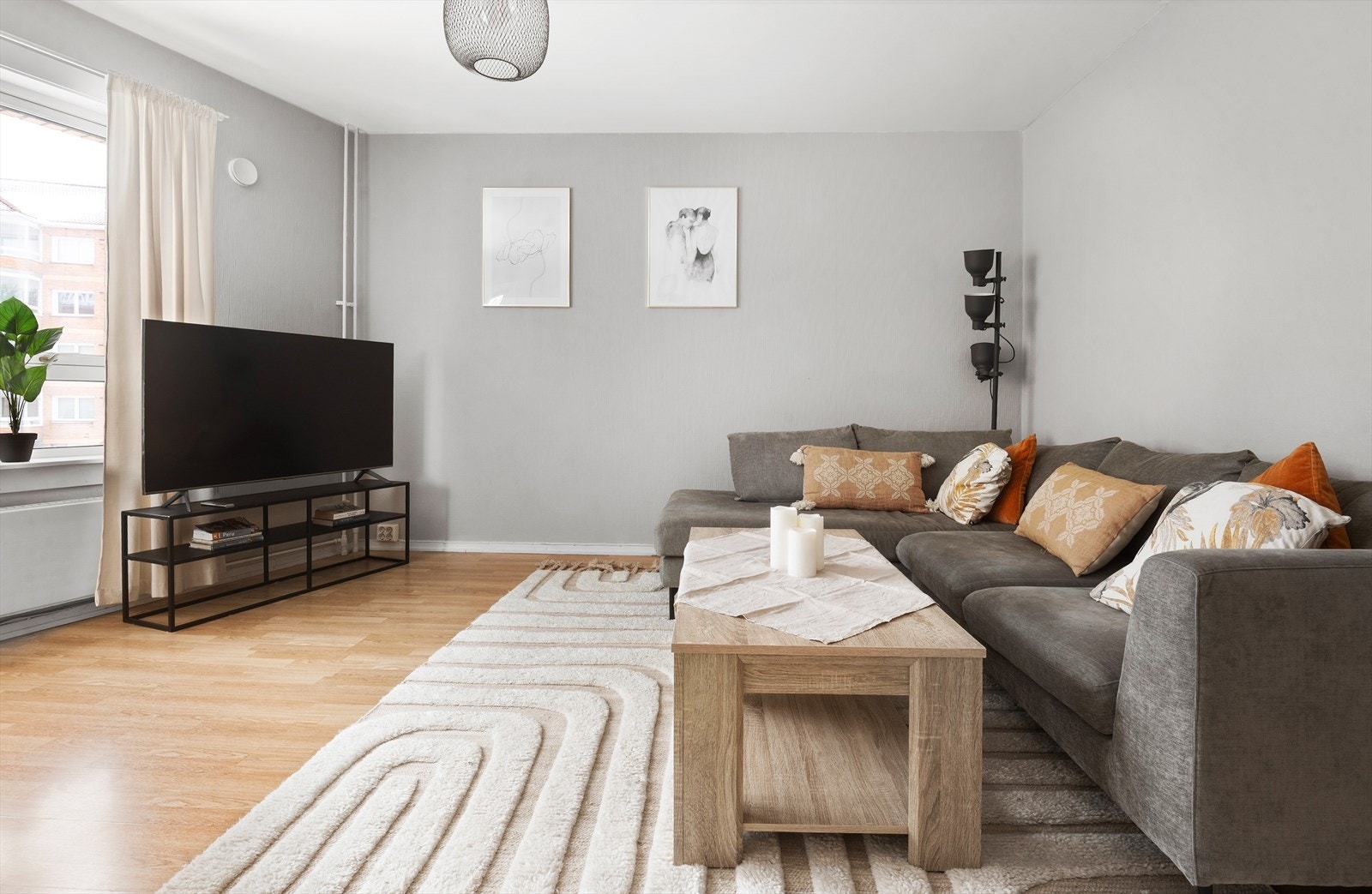 Stuen har en praktisk utforming som gjør leiligheten enkel å møblere! Galleribilde