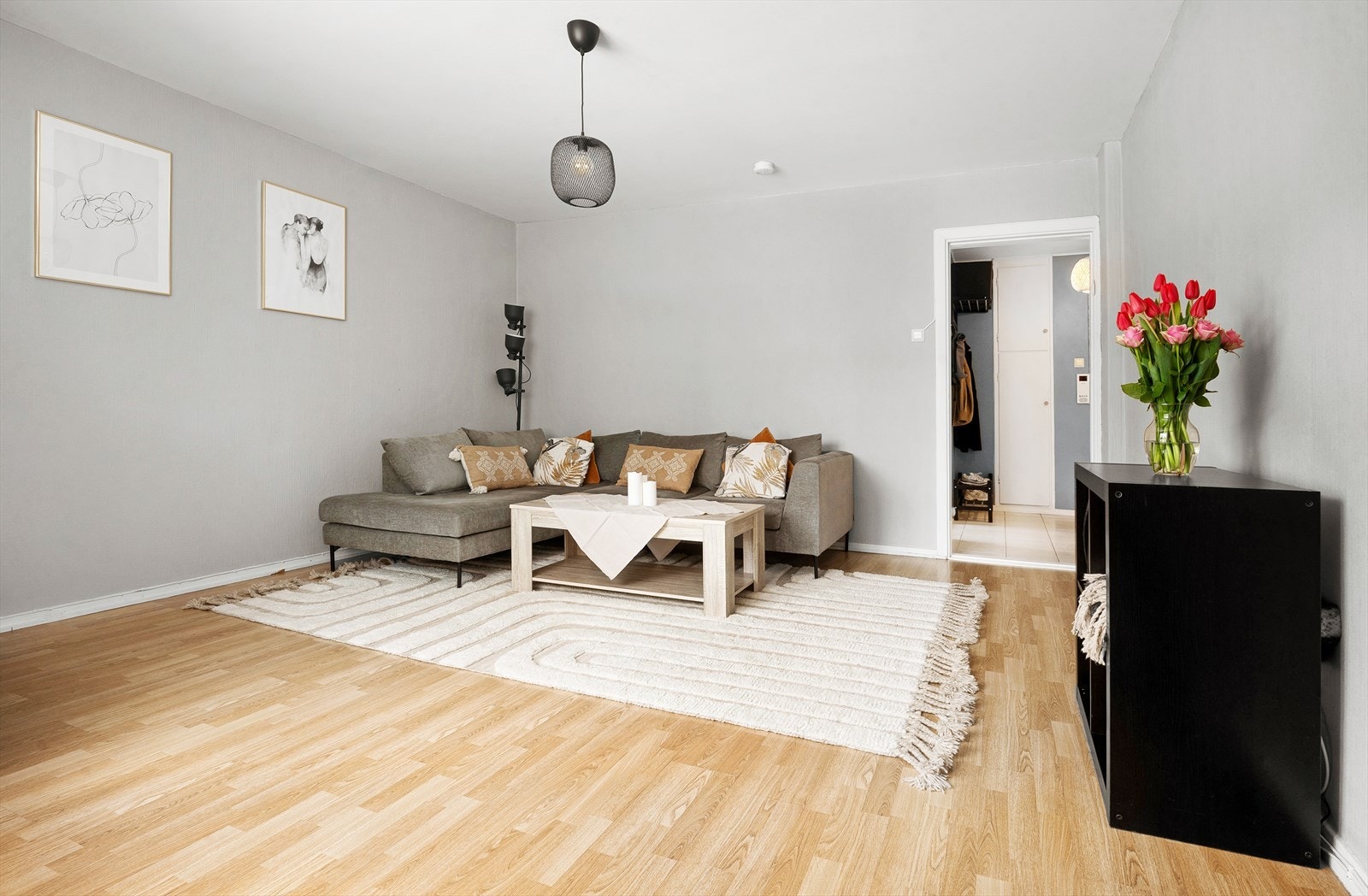 Leiligheten er gjennomgående holdt i nøytrale farger med laminatgulv. Galleribilde