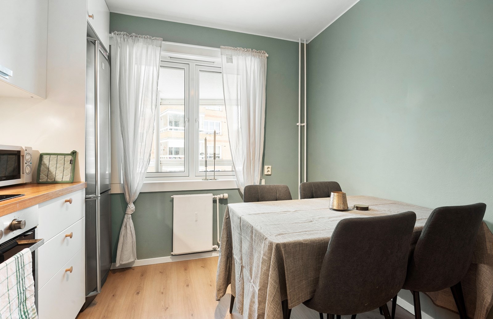 Rommet har god plass til en spiseplass og oppvarmes av en radiator med vannbåren varme. Galleribilde