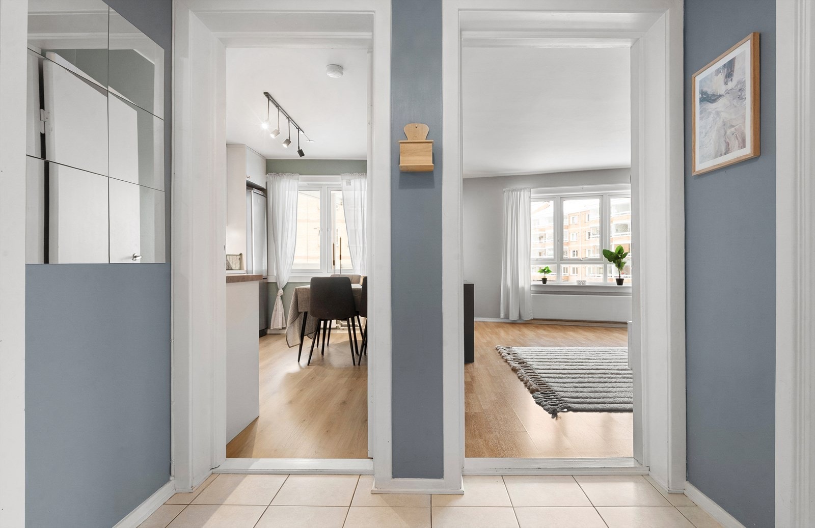 Fra entreen er det tilgang til alle rom, noe som gir en god flyt i boligen. Galleribilde