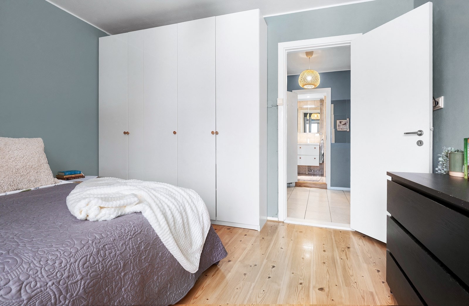 God plass til en romslig garderobe for effektiv oppbevaring. Galleribilde