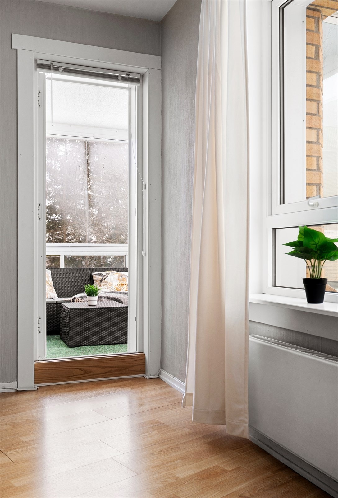 Innglassingen gjør balkongen til et anvendelig og lunt uterom som forlenger sesongen. Galleribilde