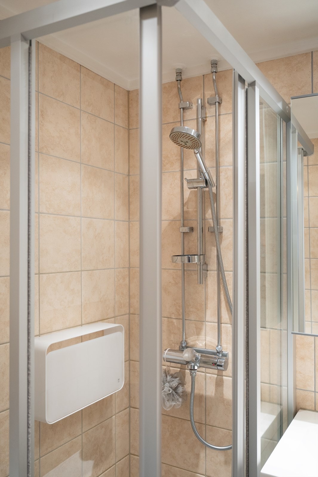 Dusjhjørne med dører i glass og downlights i taket. Galleribilde