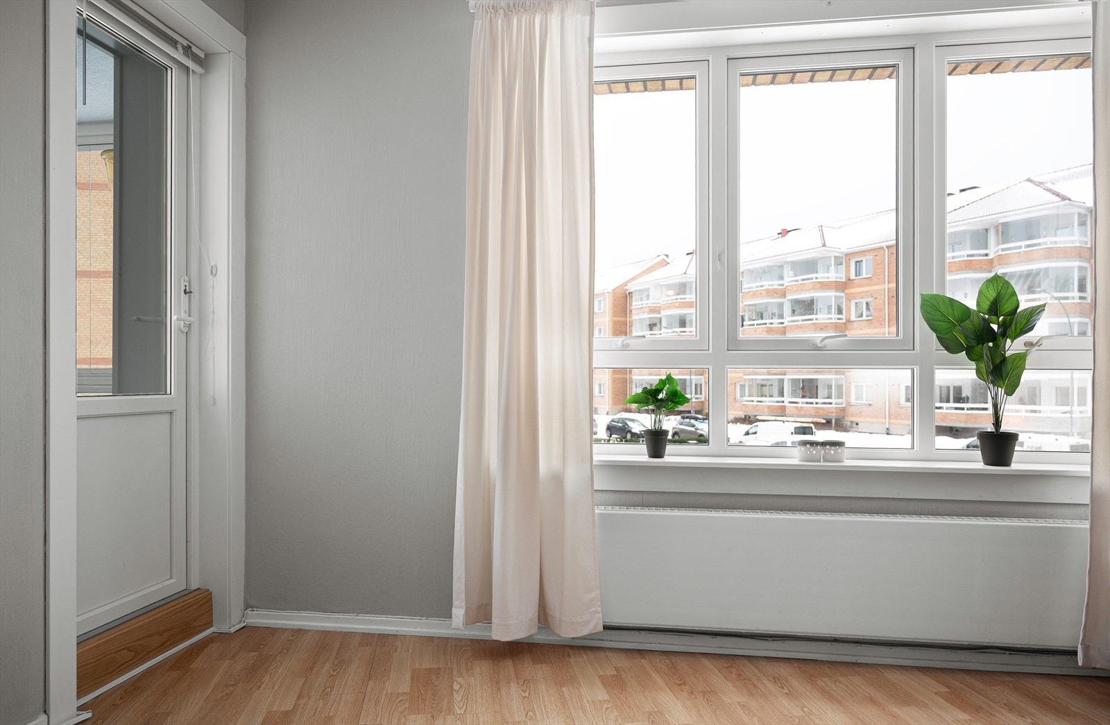 Store vindusflater gir rikelig med lys inn i rommet. Galleribilde