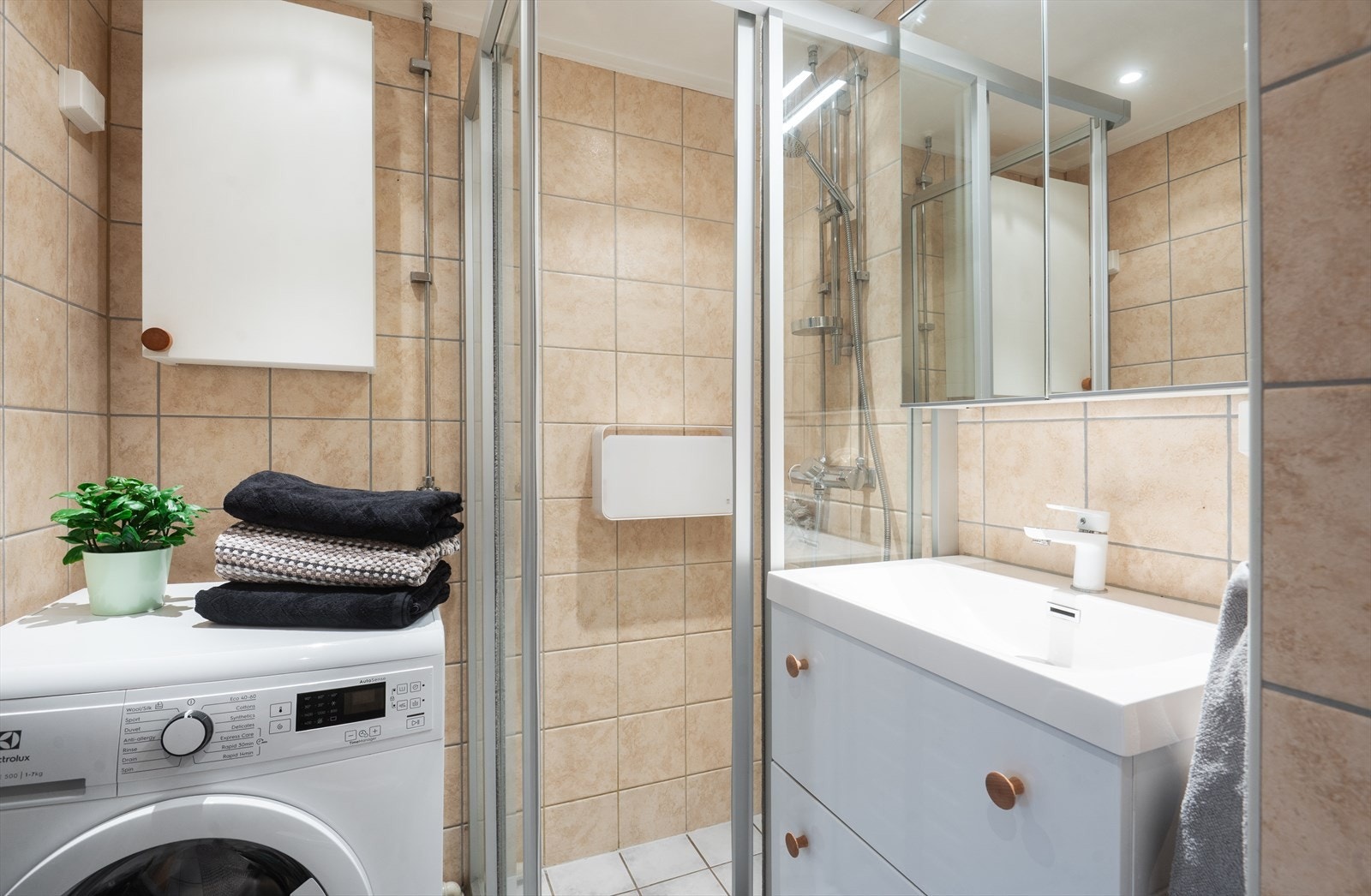 Her er det opplegg for vaskemaskin og elektriske varmekabler i gulvet for ekstra komfort. Galleribilde