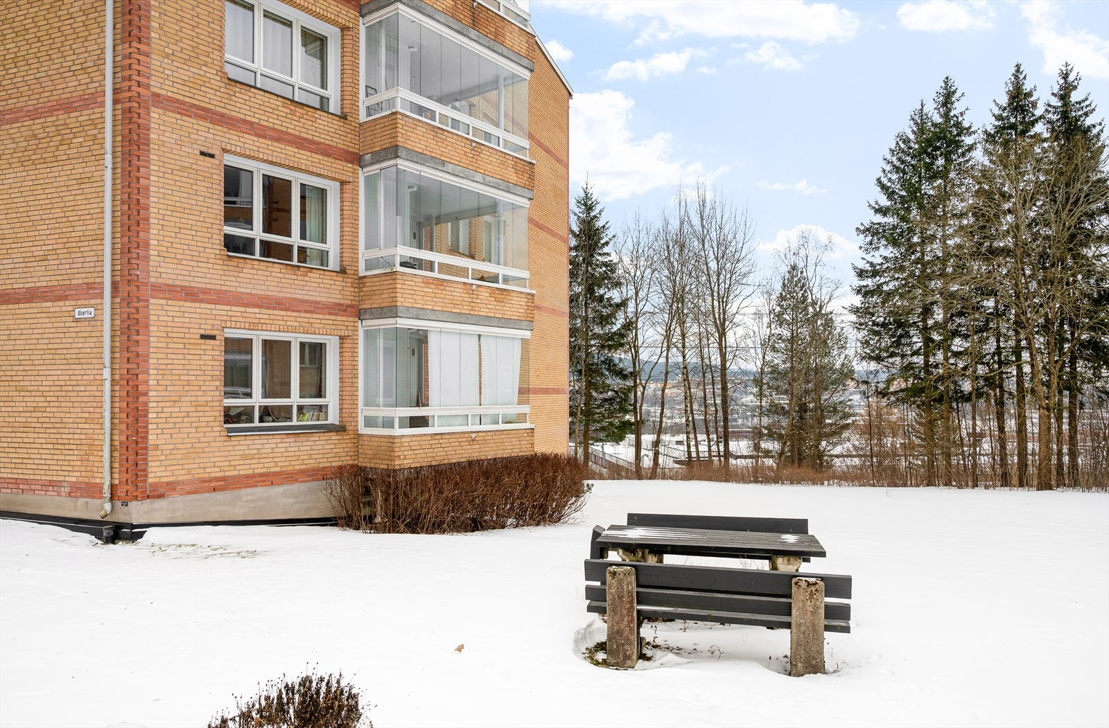 Leiligheten disponerer to romslige boder, en i kjeller og en på loft, for rikelig med lagringsplass. Galleribilde