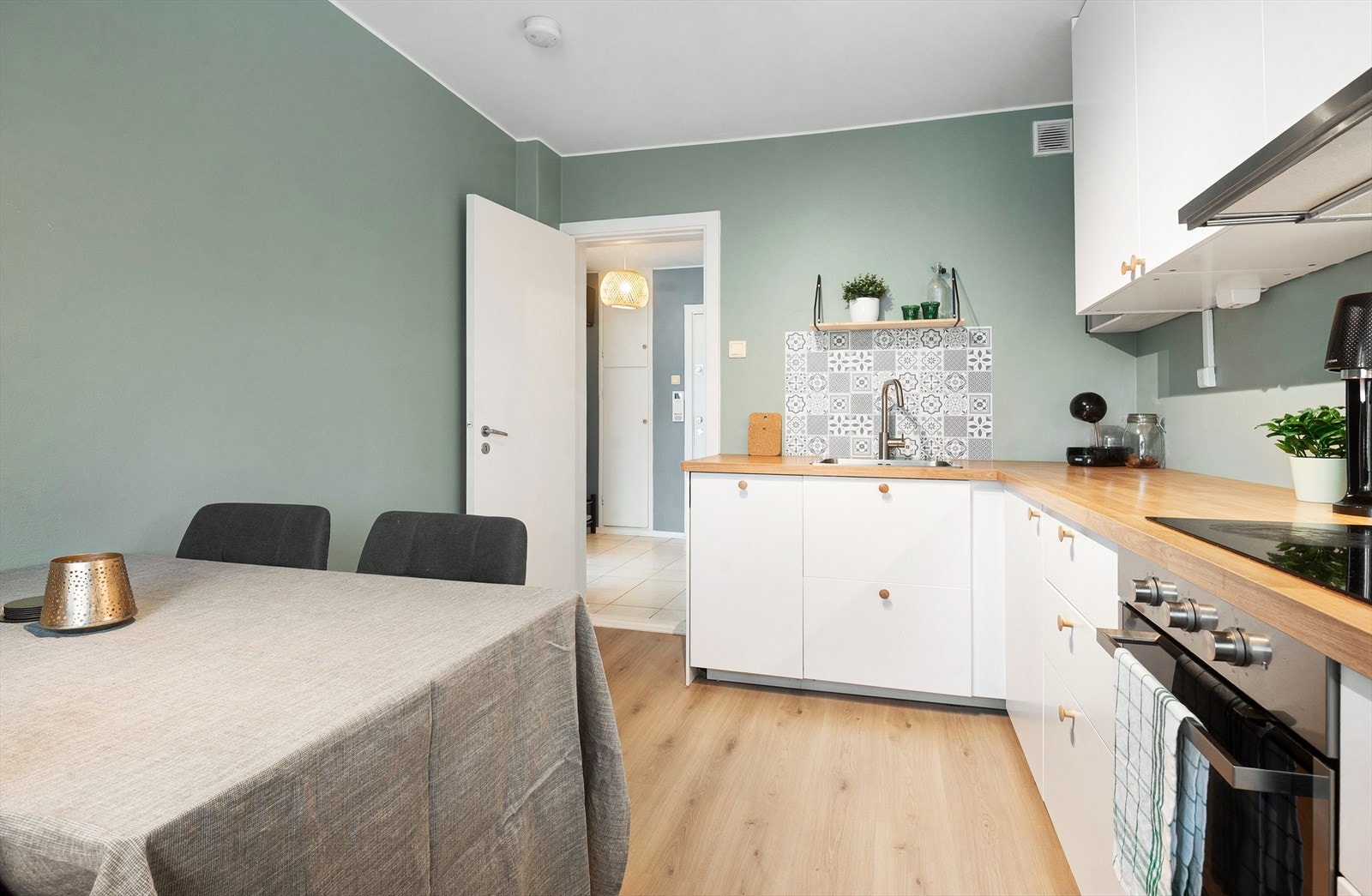 Kjøkkenet er utstyrt med integrerte hvitevarer, inkludert platetopp, stekeovn og oppvaskmaskin. Galleribilde