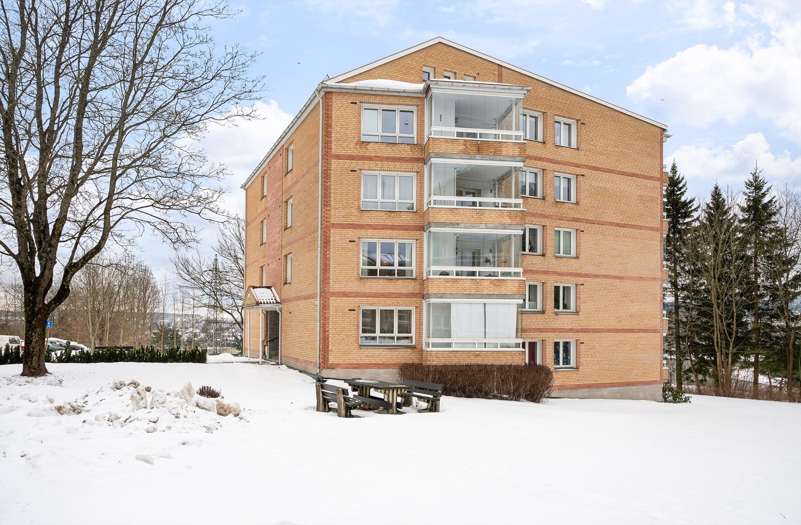 Bygningen har en solid konstruksjon i betong med teglsteinsfasade fra 1957. Galleribilde
