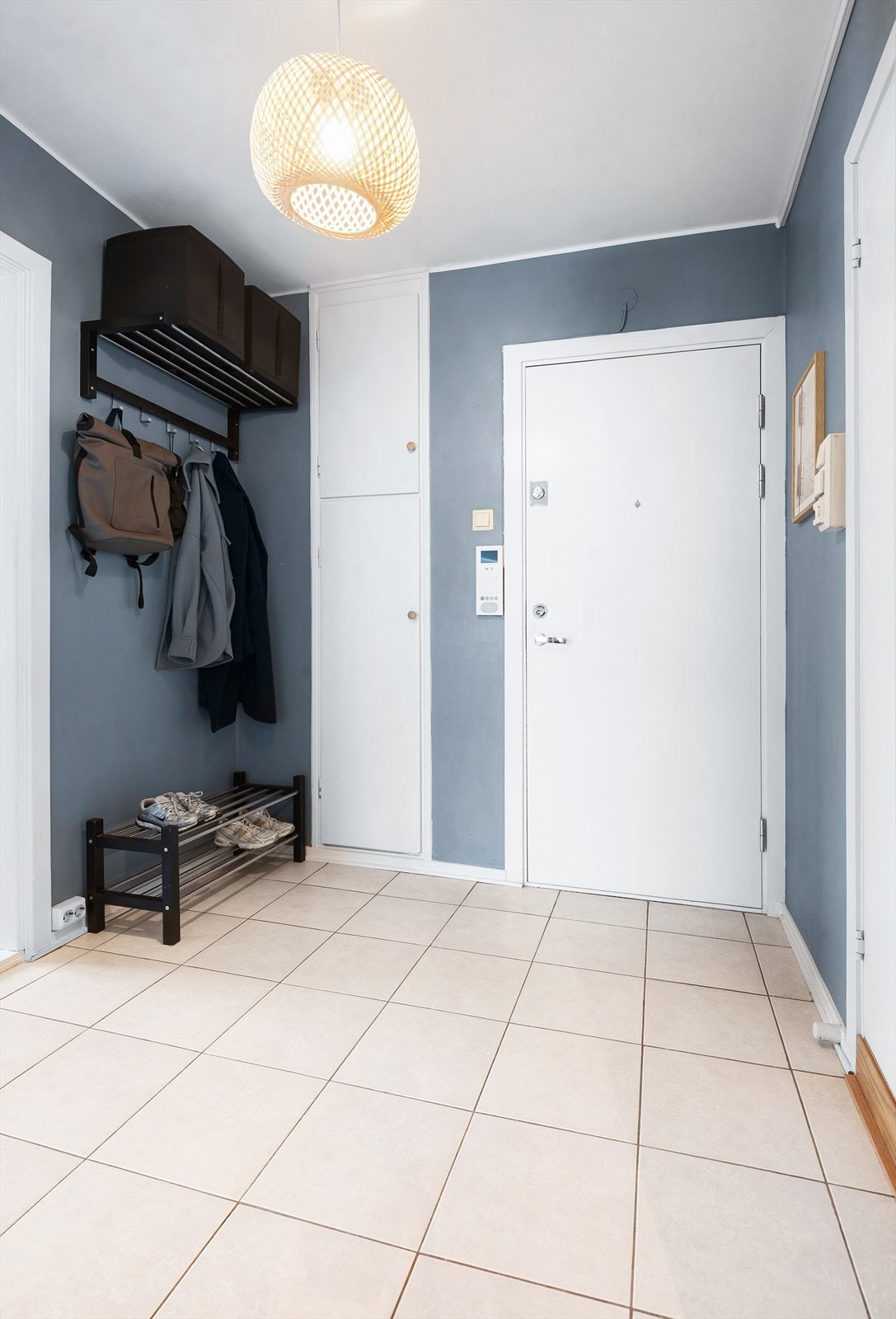 Praktisk entré med flislagt gulv og plass til oppbevaring av yttertøy. Galleribilde