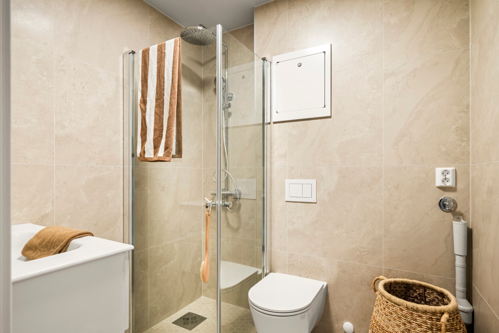 Pent helfliset bad med varme i gulvet Galleribilde