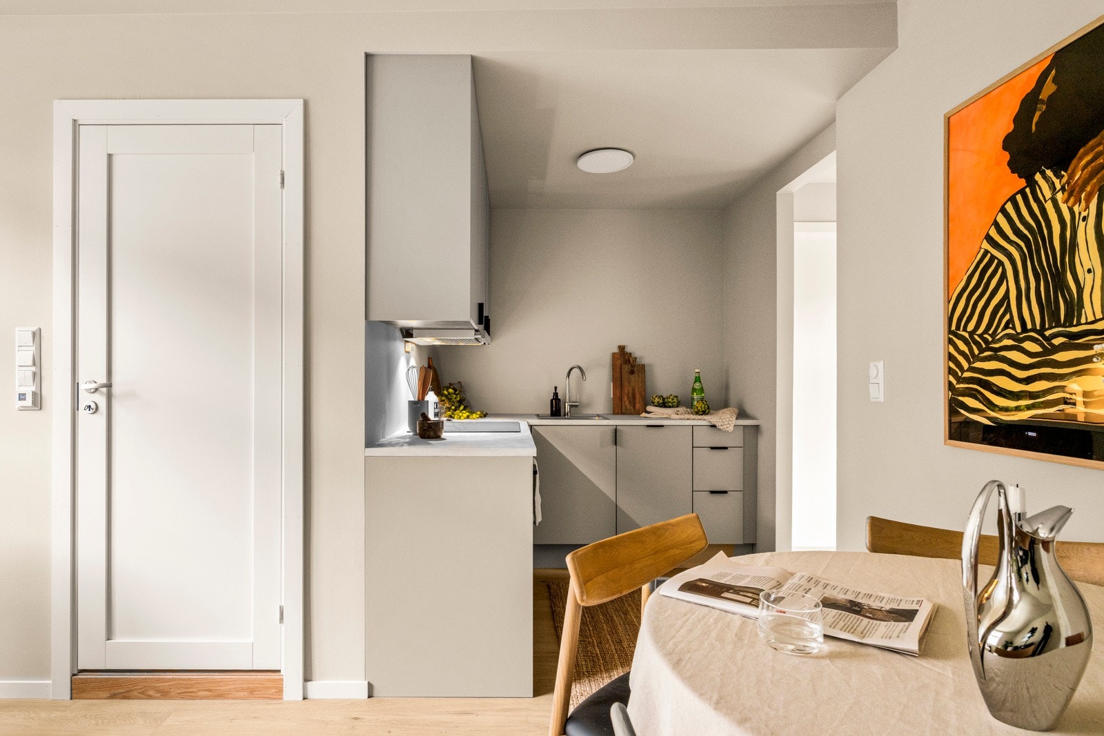 Delvis åpen løsning mellom stue og kjøkken Galleribilde