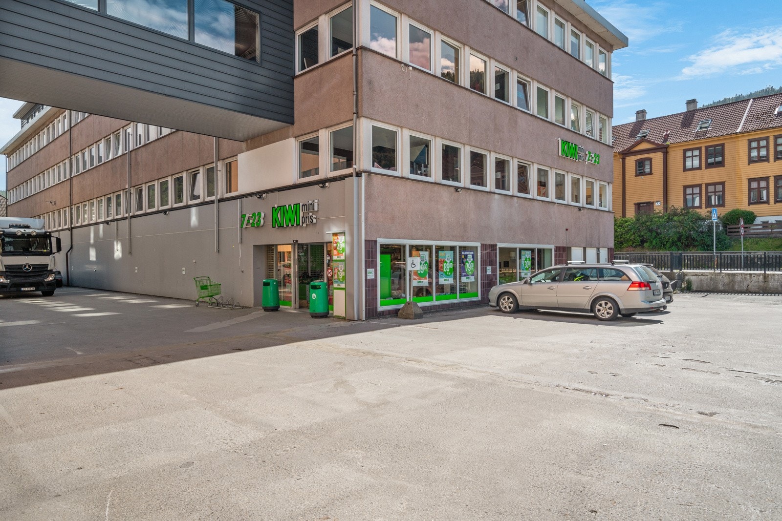 Nærmeste dagligvare rett rundt hjørnet Galleribilde