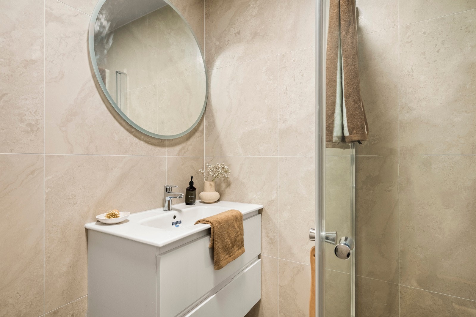 Pent møblement med overhengende speilmed belysning Galleribilde