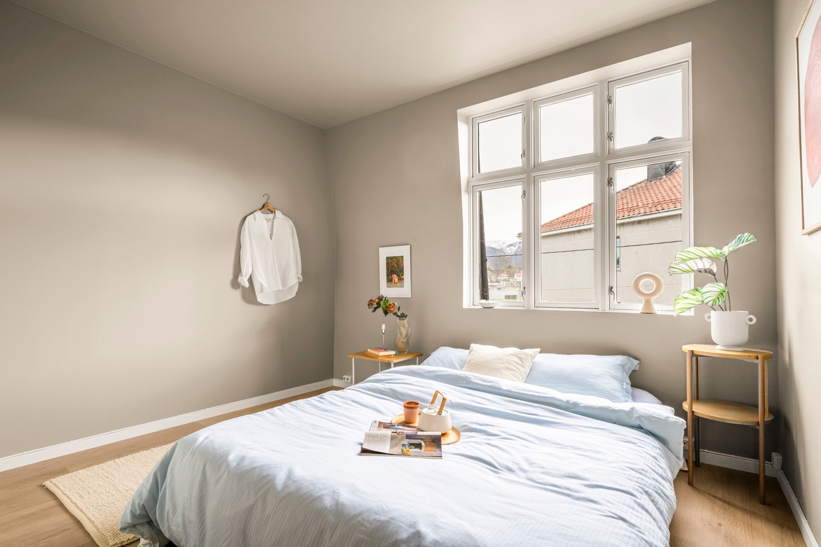 Soverom med pene overflater og stort vindu Galleribilde