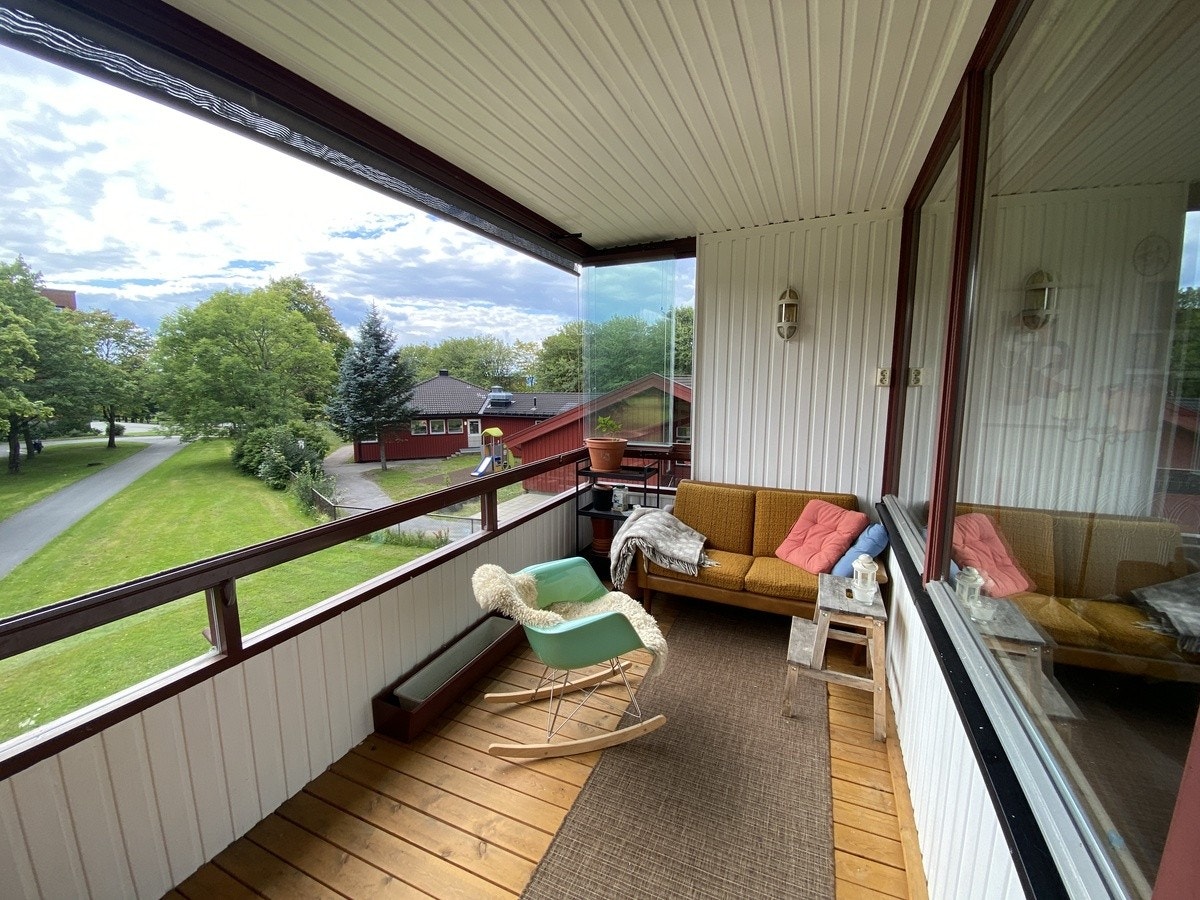 Innglasset, sydvestvendt balkong med markise som gjør at den er fin å bruke året rundt Galleribilde