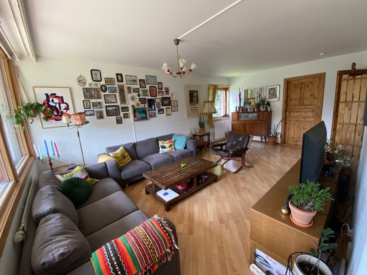 Endeleilighet gjør at man har et ekstra vindu som lyser opp stua Galleribilde