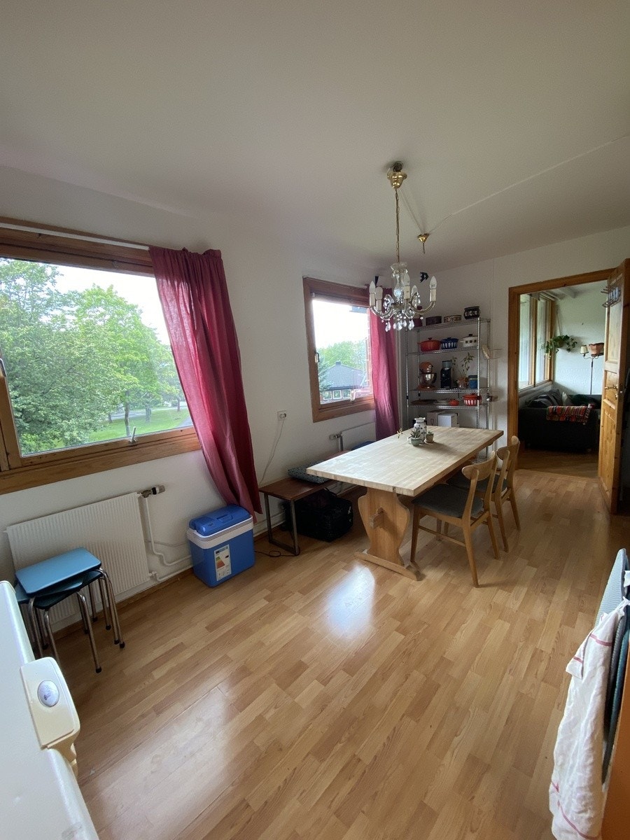 Spisestuen er stor og kan innredes på mange kreative måter Galleribilde