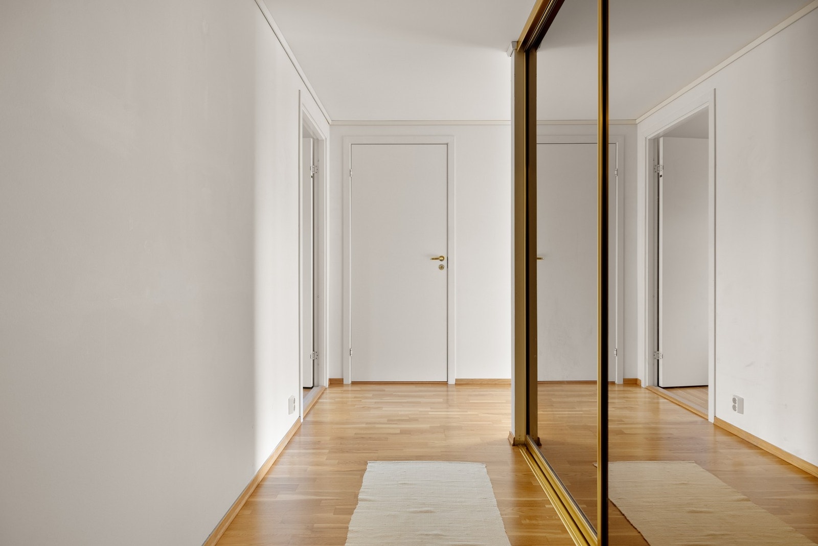 Gangen/entréen måles til 9,6 kvm. og har god plass til å henge fra seg yttertøy og sko i en praktisk skyvedørsgarderobe. Galleribilde