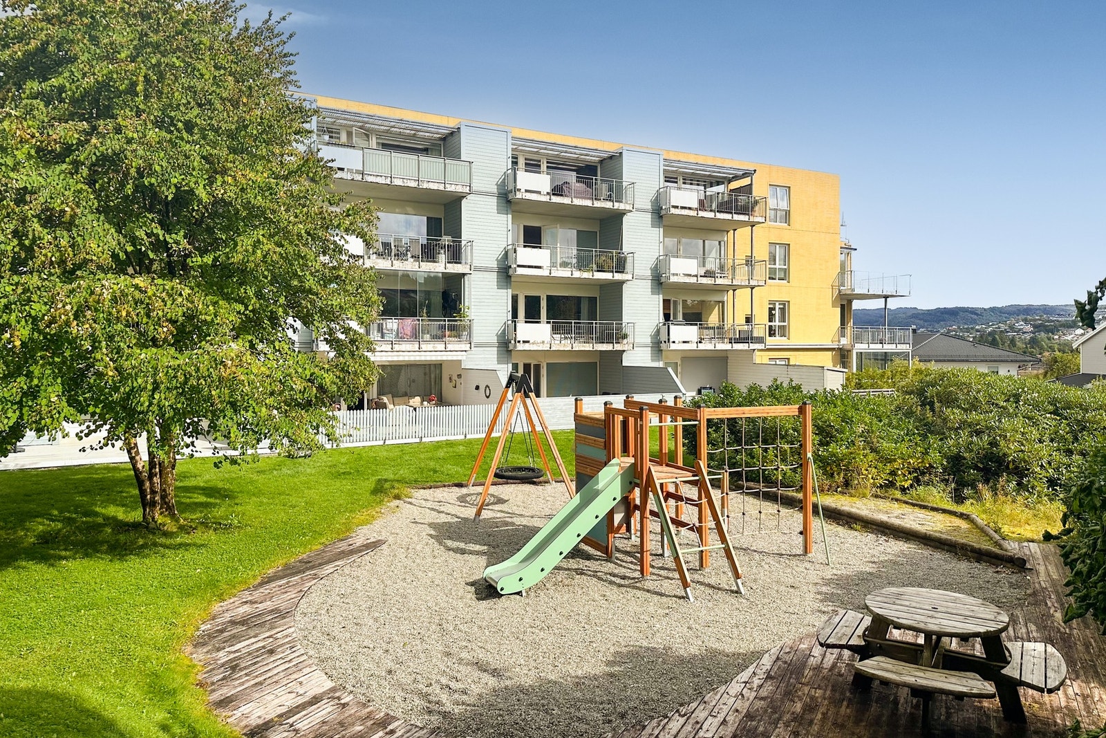 Sameiet har pent opparbeidede uteområder som kan benyttes av seksjonseierne. Galleribilde