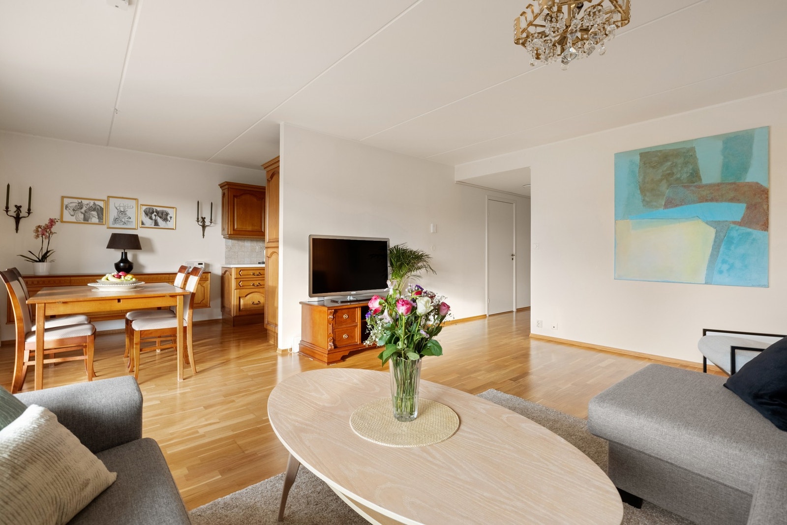 Grunnet rommets planløsning er det god plass til den favoriserte sofakroken og spisebord av god størrelse. Galleribilde