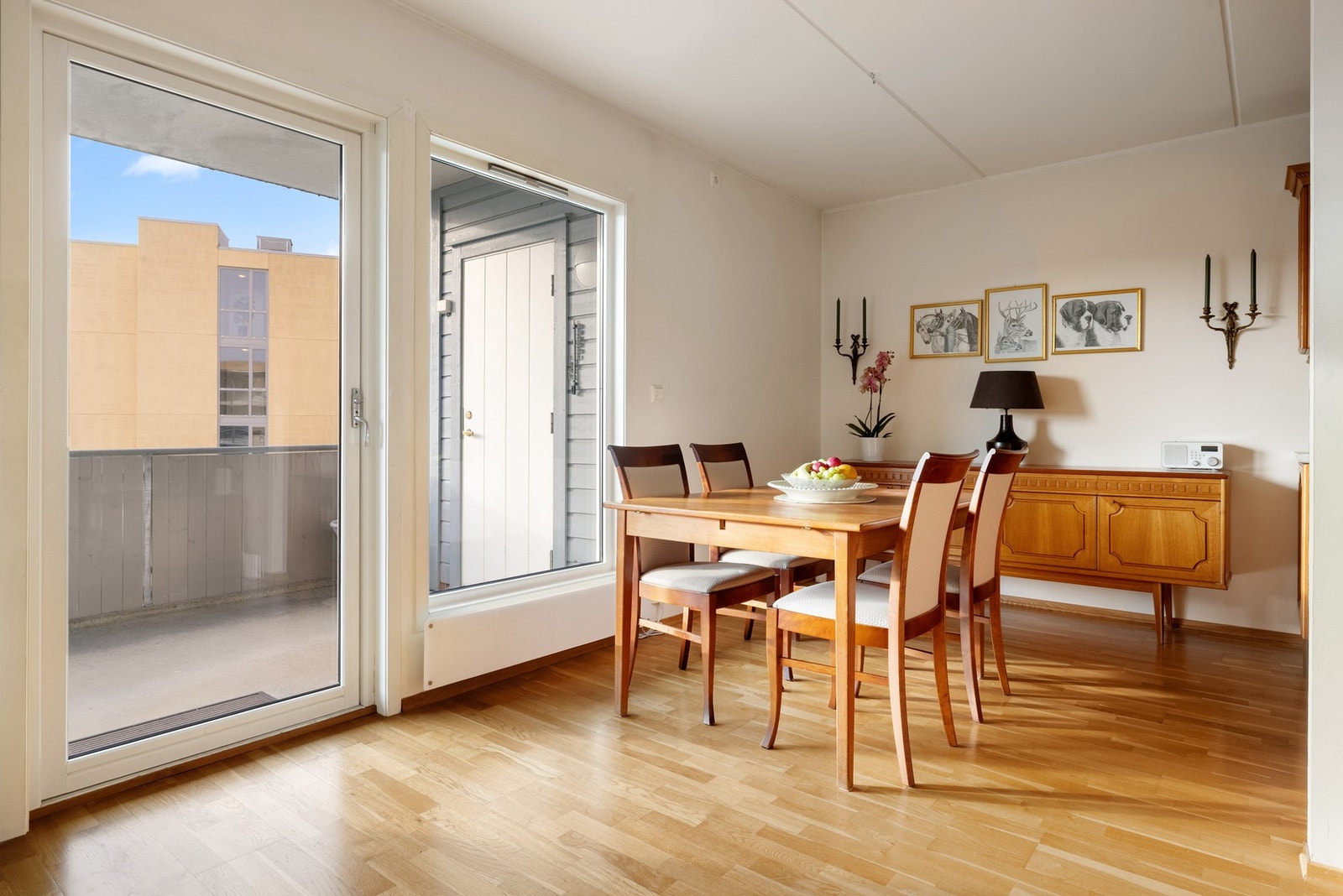 Her er det store vindusflater som slipper inn godt med naturlig lys. Galleribilde