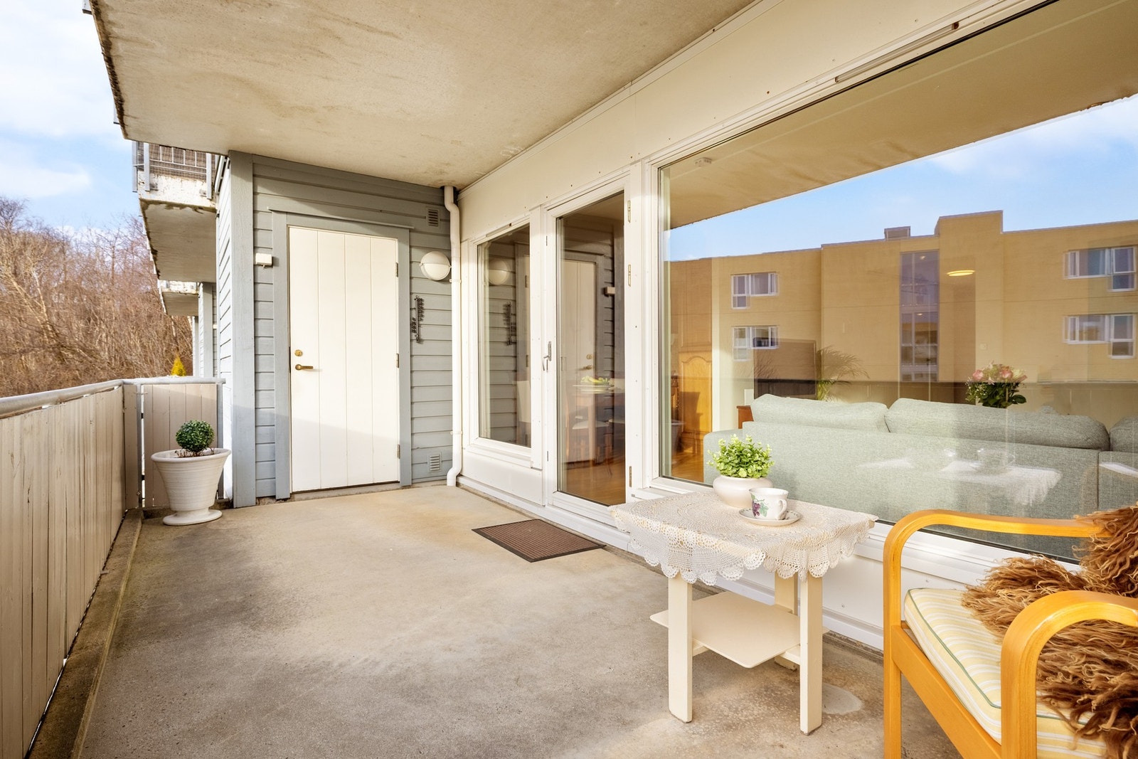 Her er det god plass til å møblere med det som er ønskelig av hagemøbler, slik at man kan nyte fine dager. Galleribilde