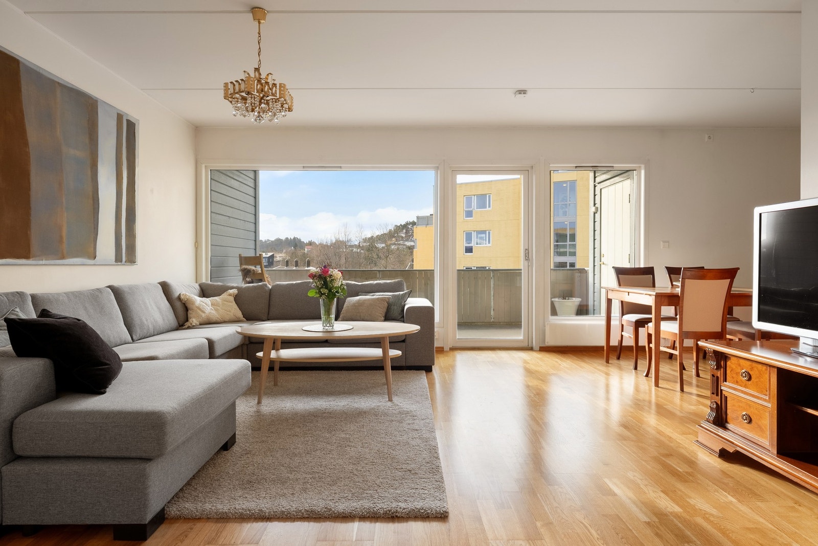 Vi beveger oss inn i stuen som er en åpen stue- og kjøkkenløsning som måles til 37,4 kvm. Galleribilde