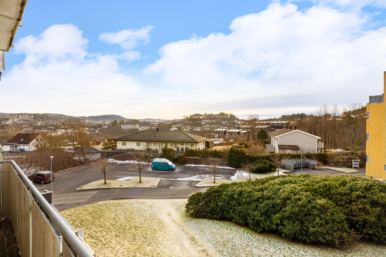 Dette er en flott 3-roms leilighet med en herlig sørvestvendt balkong med gode solforhold og utsikt! Galleribilde